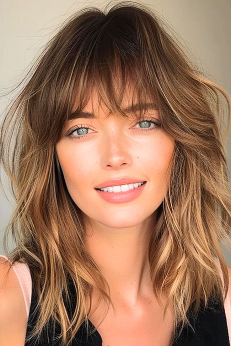 стрижка каскад на середнє волосся з чубчиком - зображення 12